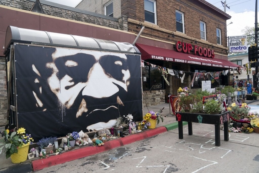 這是2022年5月22日在美國明尼蘇達州明尼阿波利斯市拍攝的弗洛伊德廣場。新華社記者劉杰攝