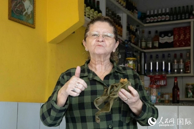 圣瑪塔社區(qū)居民品嘗粽子。王天聰攝