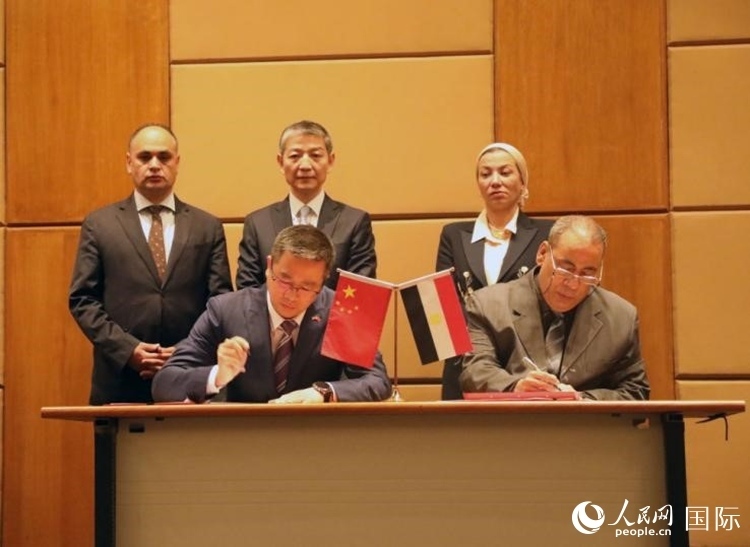 中國駐埃及使館公使張朝陽與埃環(huán)境事務署工程和項目管理局局長阿卜杜勒阿齊茲簽署交接證書。沈小曉攝