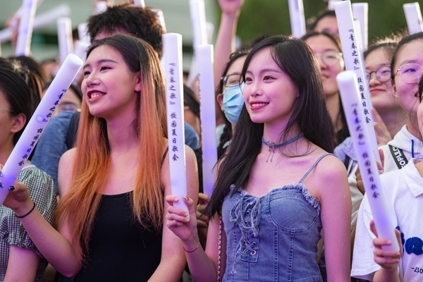 場下觀眾十分熱情。人民網(wǎng)記者 翁奇羽攝