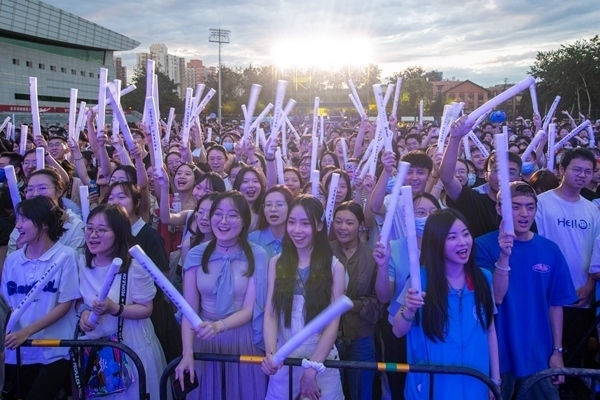 場下觀眾十分熱情。人民網(wǎng)記者 翁奇羽攝