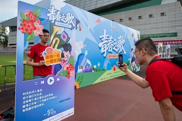 學生在市集打卡拍照。人民網(wǎng)記者 翁奇羽攝