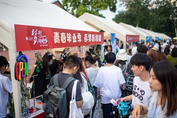 市集現(xiàn)場。人民網(wǎng)記者 翁奇羽攝