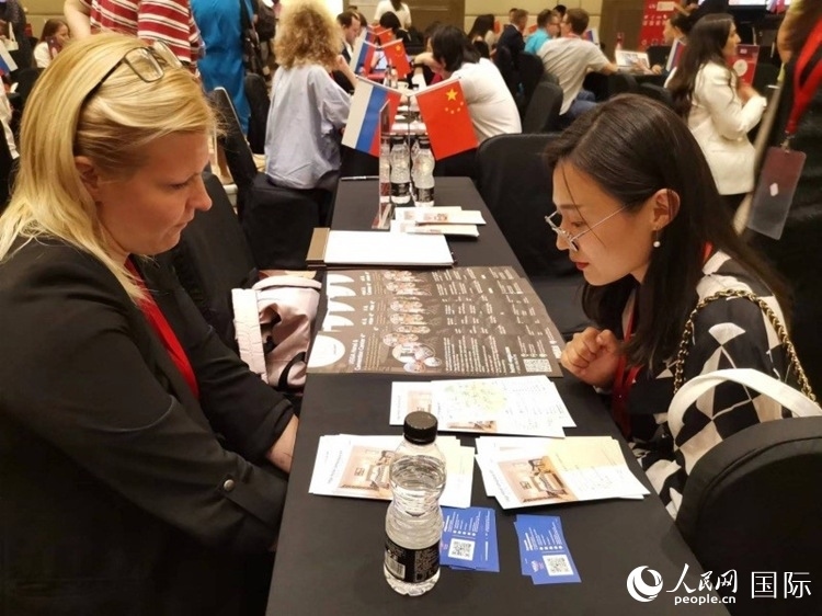 中俄旅游行業(yè)代表在北京路演活動現(xiàn)場面對面溝通。人民網(wǎng)記者 楊倩攝