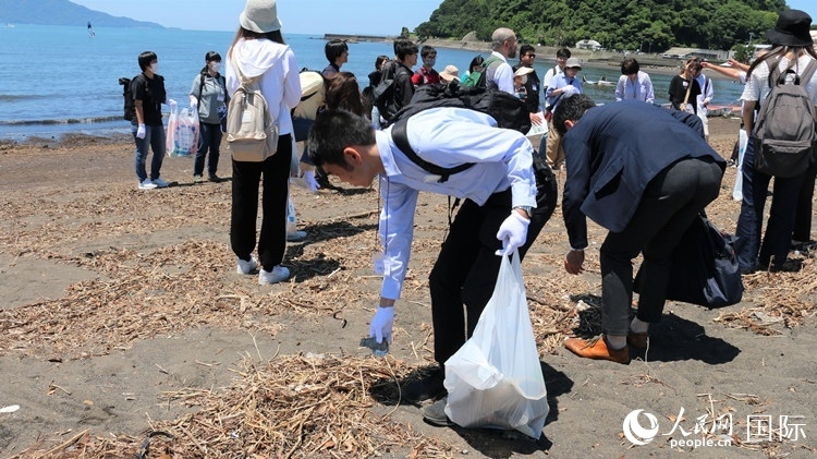 學生們體驗海岸清掃。人民網(wǎng) 許可攝