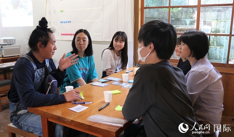 通過卡片游戲，模擬如何解決海洋垃圾問題。人民網(wǎng) 許可攝