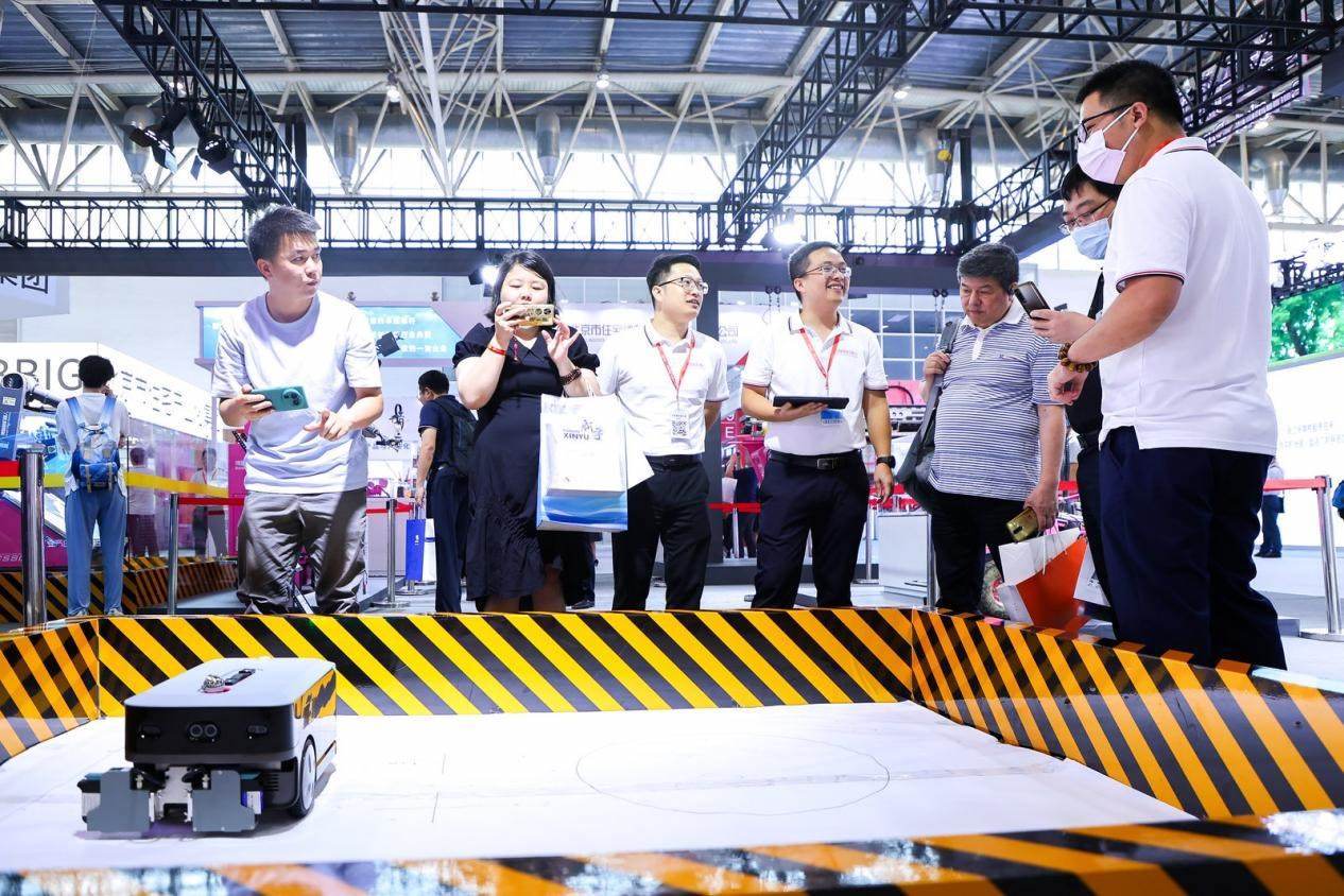 講解員向觀眾介紹智能劃線機器人。來源：受訪方供圖