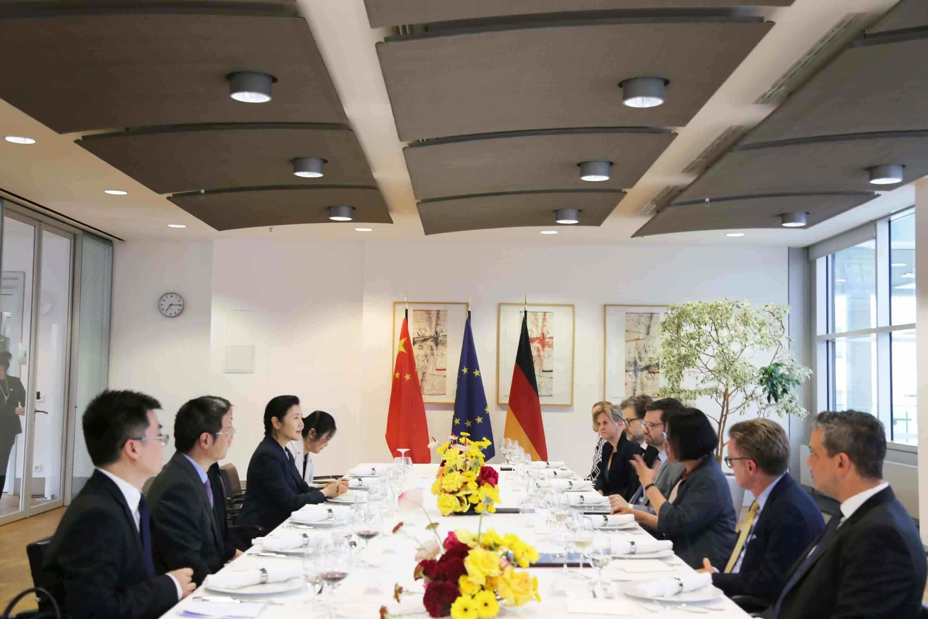 司法部長賀榮與德國聯(lián)邦司法部長布施曼舉行會談。