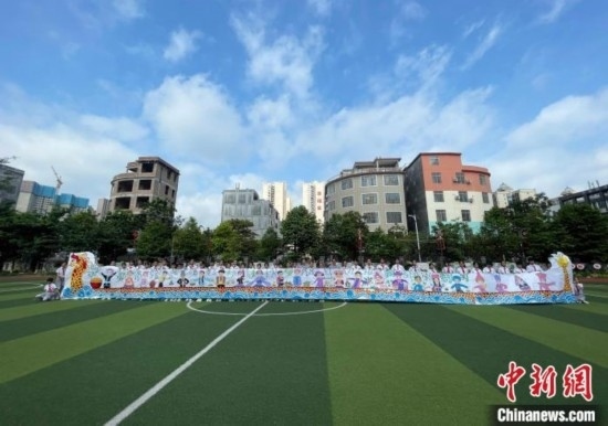 圖為學(xué)生們展示剛完成的長卷。 興業(yè)縣融媒體中心供圖