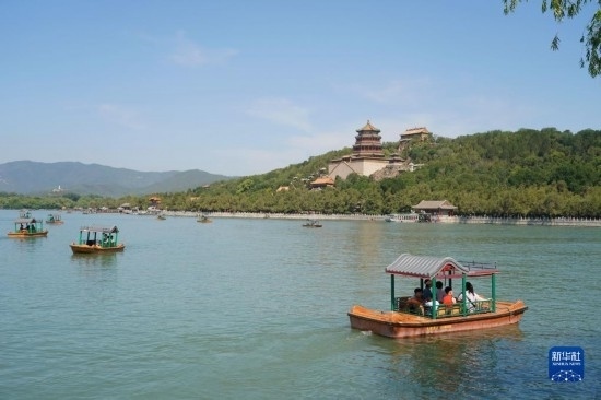 6月22日，游人在北京頤和園乘坐游船。新華社記者 任超 攝