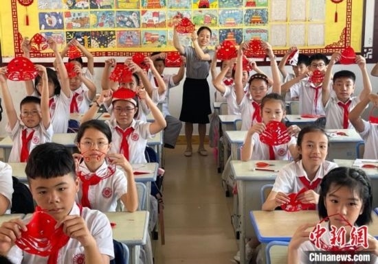 圖為學(xué)生們展示剪紙作品。 興業(yè)縣融媒體中心供圖