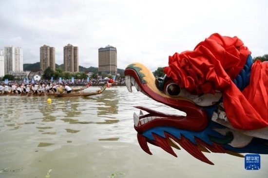 6月23日，在貴州省黔東南苗族侗族自治州施秉縣舉行的獨(dú)木龍舟節(jié)上，獨(dú)木龍舟進(jìn)行比賽。