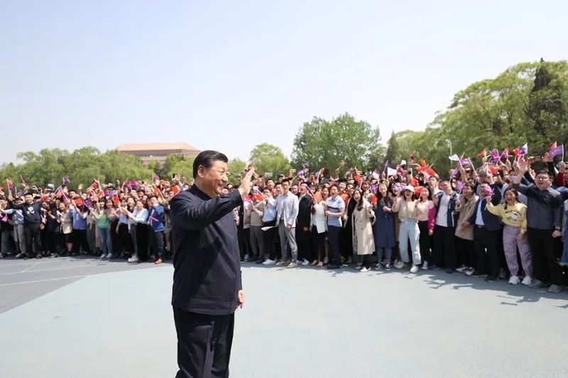 2021年4月19日，在清華大學(xué)建校110周年校慶日即將來(lái)臨之際，習(xí)近平來(lái)到清華大學(xué)考察。圖為習(xí)近平離開(kāi)學(xué)校時(shí)，同師生們揮手致意。新華社記者 鞠鵬 攝