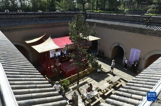 6月23日，游人在三門峽市陜州地坑院景區(qū)內(nèi)游覽。