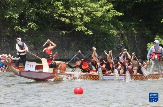 6月23日，在江蘇省宜興市舉行的龍舟競(jìng)渡賽中，參賽選手們奮力拼搏。