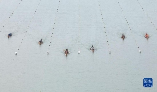 6月23日，在江蘇省泰州市水上運(yùn)動(dòng)訓(xùn)練基地，人們參加龍舟比賽（無(wú)人機(jī)照片）。