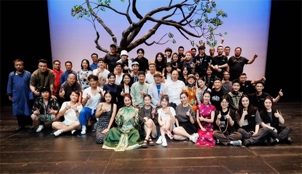 《斷金》百場(chǎng)演職人員合影。龍馬社供圖