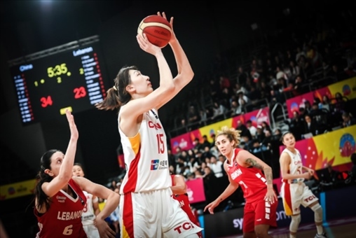 中國女籃隊員韓旭籃下進攻。圖片來源：國際籃聯(lián)