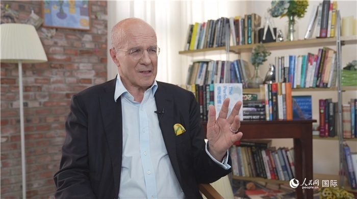 西蒙·溫切斯特接受人民網(wǎng)采訪。人民網(wǎng)記者 劉寧攝