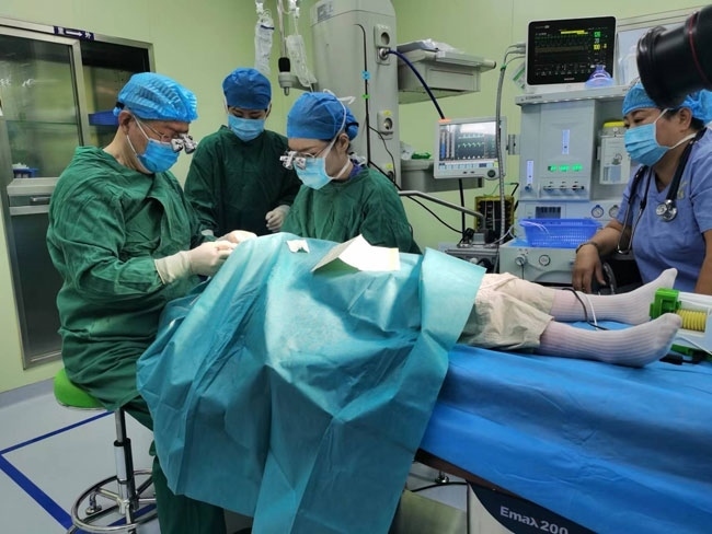 5歲的丹增貴吉正接受雙眼斜視矯正手術(shù)。人民網(wǎng)記者 李棟攝