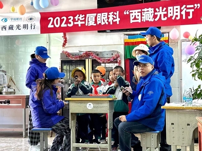 華廈眼科醫(yī)務(wù)人員對(duì)當(dāng)?shù)厣倌陜和M(jìn)行近視、弱視、斜視篩查。人民網(wǎng)記者 李棟攝