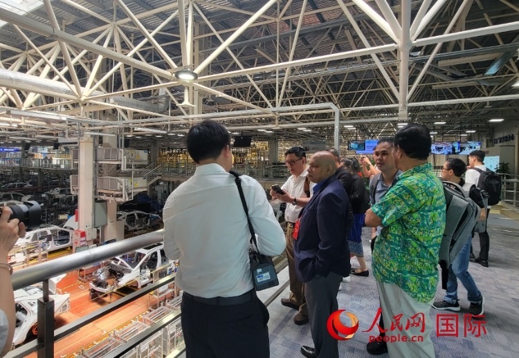 外媒記者在廣汽埃安車間參觀。人民網(wǎng) 寧玉瑛攝