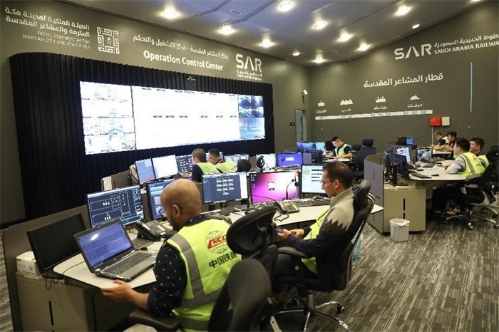 中外工作人員在控制室工作。中國(guó)鐵建供圖