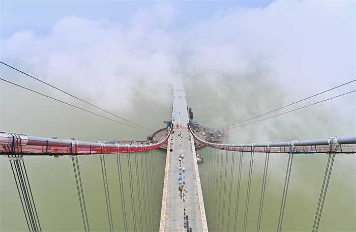 從270米高塔俯瞰深中通道伶仃洋大橋施工現(xiàn)場(chǎng)。（中交集團(tuán)供圖）