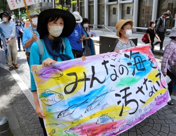 2023年6月20日，日本民眾在福島縣政府周?chē)e行抗議活動(dòng)，強(qiáng)烈反對(duì)核污水排海計(jì)劃，呼吁保護(hù)漁業(yè)資源。圖片來(lái)源：《朝日新聞》