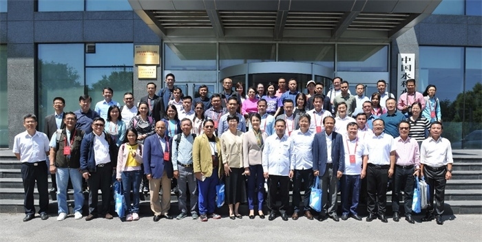 由瀾湄六國有關(guān)部門及主流媒體等組成的采訪團與中方代表在瀾湄水資源合作中心門口合影。（瀾湄水資源合作中心供圖）