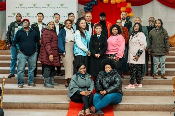 PMG礦業(yè)公司股東和管理團(tuán)隊(duì)和演講嘉賓合影。（圖片來源：廣西大錳南非PMG礦業(yè)有限公司）