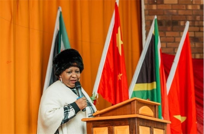 Magdeline Mokwena女士致辭。（圖片來源：廣西大錳南非PMG礦業(yè)有限公司）