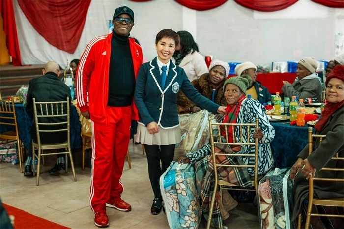 Micheal Mohala中將、黃琳與社區(qū)老人合影。（圖片來源：廣西大錳南非PMG礦業(yè)有限公司）