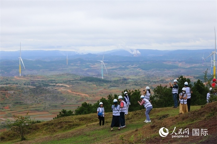 瀾湄記者團在富源西風電基地拍照“打卡”。（人民網(wǎng) 李發(fā)興攝）