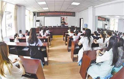  圖②：法院干警向參加活動(dòng)的學(xué)生和家長(zhǎng)講解暑假安全教育知識(shí)。