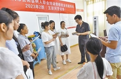  圖③：法院干警現(xiàn)場(chǎng)指導(dǎo)鄉(xiāng)村“代理家長(zhǎng)”如何正確管護(hù)留守兒童。