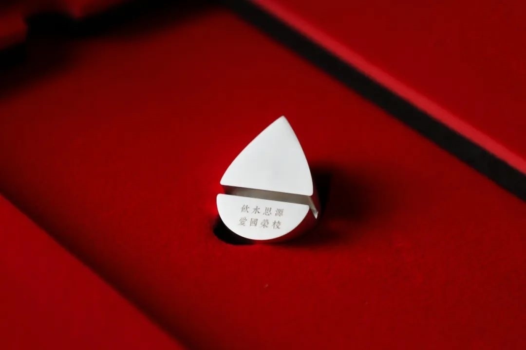 上海交通大學(xué)發(fā)布2023年錄取通知書(shū)禮盒。校方供圖