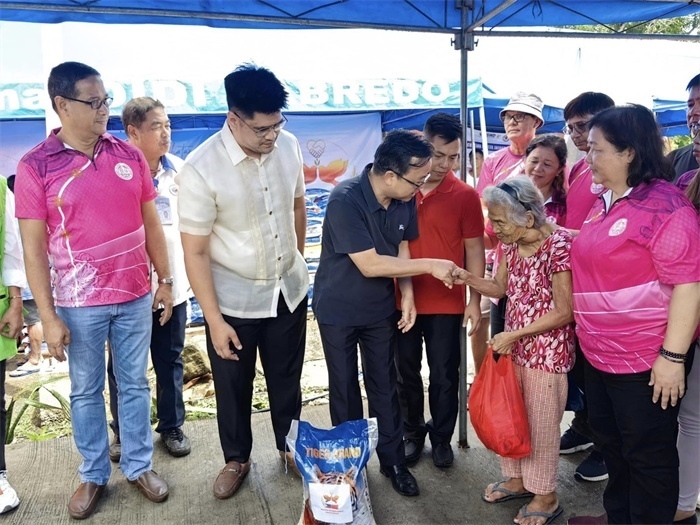 中國駐菲律賓大使館向部分馬榮火山受災家庭分發(fā)賑災物資。中國駐菲律賓大使館供圖