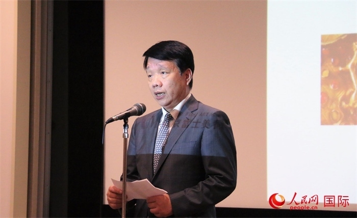 中國(guó)駐日本大使館文化處公使銜參贊致辭。（人民網(wǎng) 許可攝）