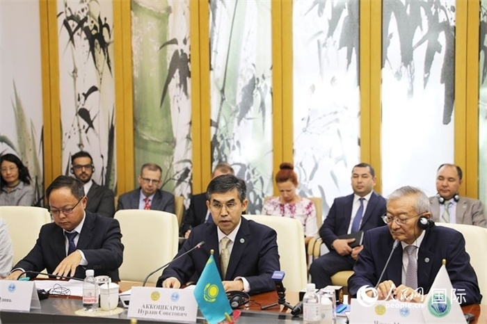 哈薩克斯坦常駐上合組織秘書處代表努爾蘭·阿科什卡羅夫介紹哈薩克斯坦接任輪值主席國后的優(yōu)先工作。人民網(wǎng) 俄布拉依攝