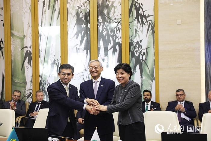 上合組織秘書處、哈駐華使館、上合組織睦鄰友好合作委員會(huì)簽署《聯(lián)合行動(dòng)計(jì)劃》。人民網(wǎng) 俄布拉依攝