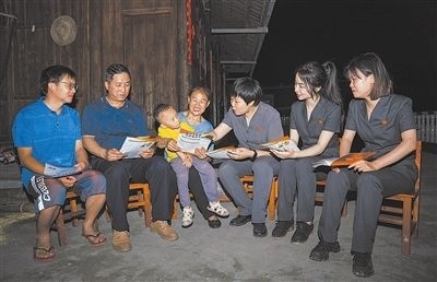 “法治屋場會”上，法院黨員志愿服務(wù)隊在給種植戶普及法律知識。