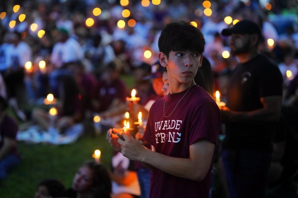 5月24日，在美國(guó)得克薩斯州小城尤瓦爾迪，人們參加守夜儀式悼念校園槍擊遇害者。當(dāng)日是美國(guó)尤瓦爾迪大規(guī)模校園槍擊事件一周年。新華社記者吳曉凌攝