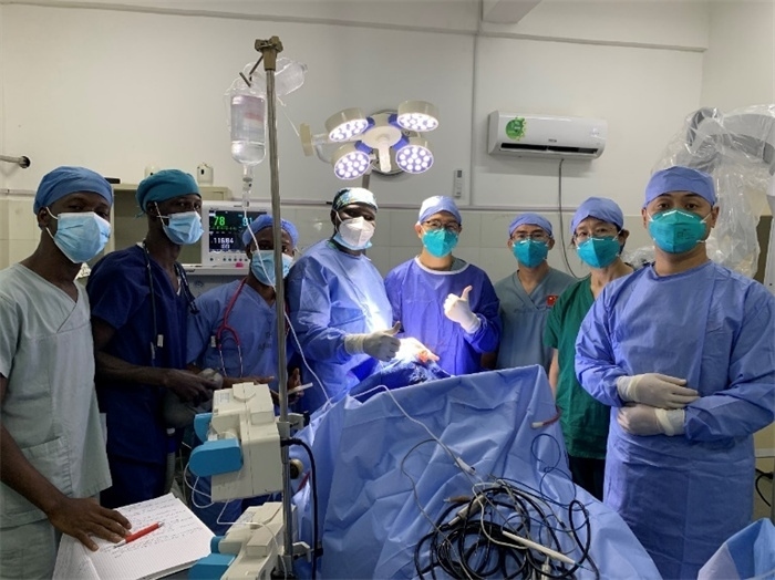 腦膿腫手術(shù)成功，全體參與手術(shù)的醫(yī)務(wù)工作者合影留念。中國第二十九批援幾內(nèi)亞醫(yī)療隊供圖
