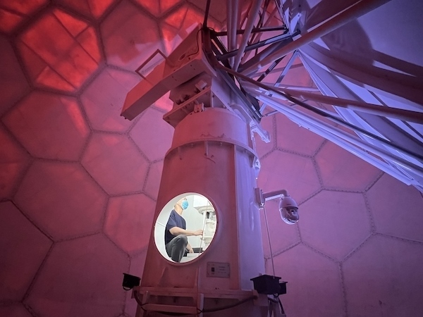 寧德國家天氣雷達站工作人員正在清洗雷達滑環(huán)。人民網(wǎng)高清揚攝