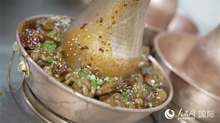 滄州火鍋雞。人民網(wǎng)記者 袁蒙攝