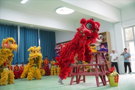 開課儀式現(xiàn)場(chǎng)，疏附縣第一中學(xué)舞獅隊(duì)的醒獅表演。