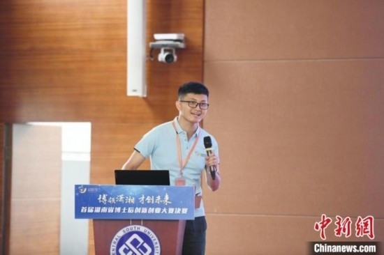 選手進行路演。楊華峰 攝