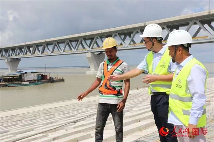 孟加拉國帕德瑪大橋河道整治工程北岸整治區(qū)域長1.5千米，南岸長11.5千米，是目前世界上規(guī)模最大的河道整治工程。人民網記者 孫廣勇攝