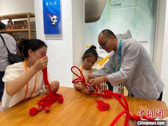 市民體驗制作吉祥如意結。祝歡 攝